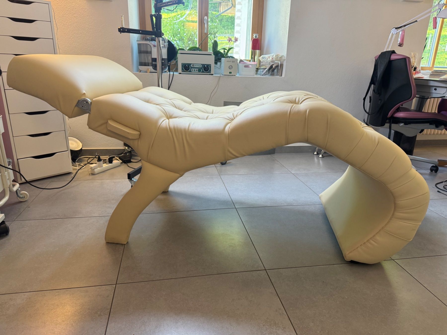 Lettini & sedie per cosmetici: Kosmetikliege – Usato da St-Ursanne venduto da ira-emotii 1