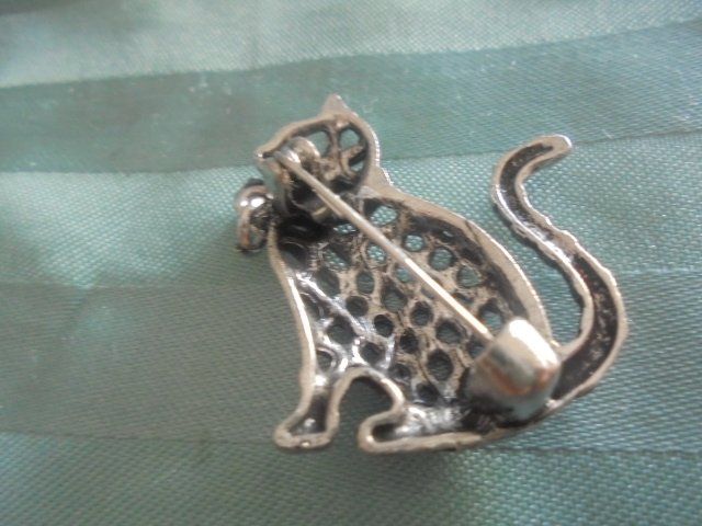 Broches & Aiguilles: Büsi Brosche mit Patina – D'occasion à Hinwil par Glasperlen 1