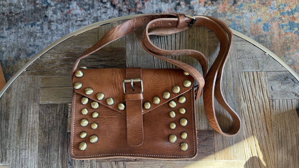 Taschen für Damen: Tasche Leder braun mit Nieten – Gebraucht aus Oberrüti von Shira69