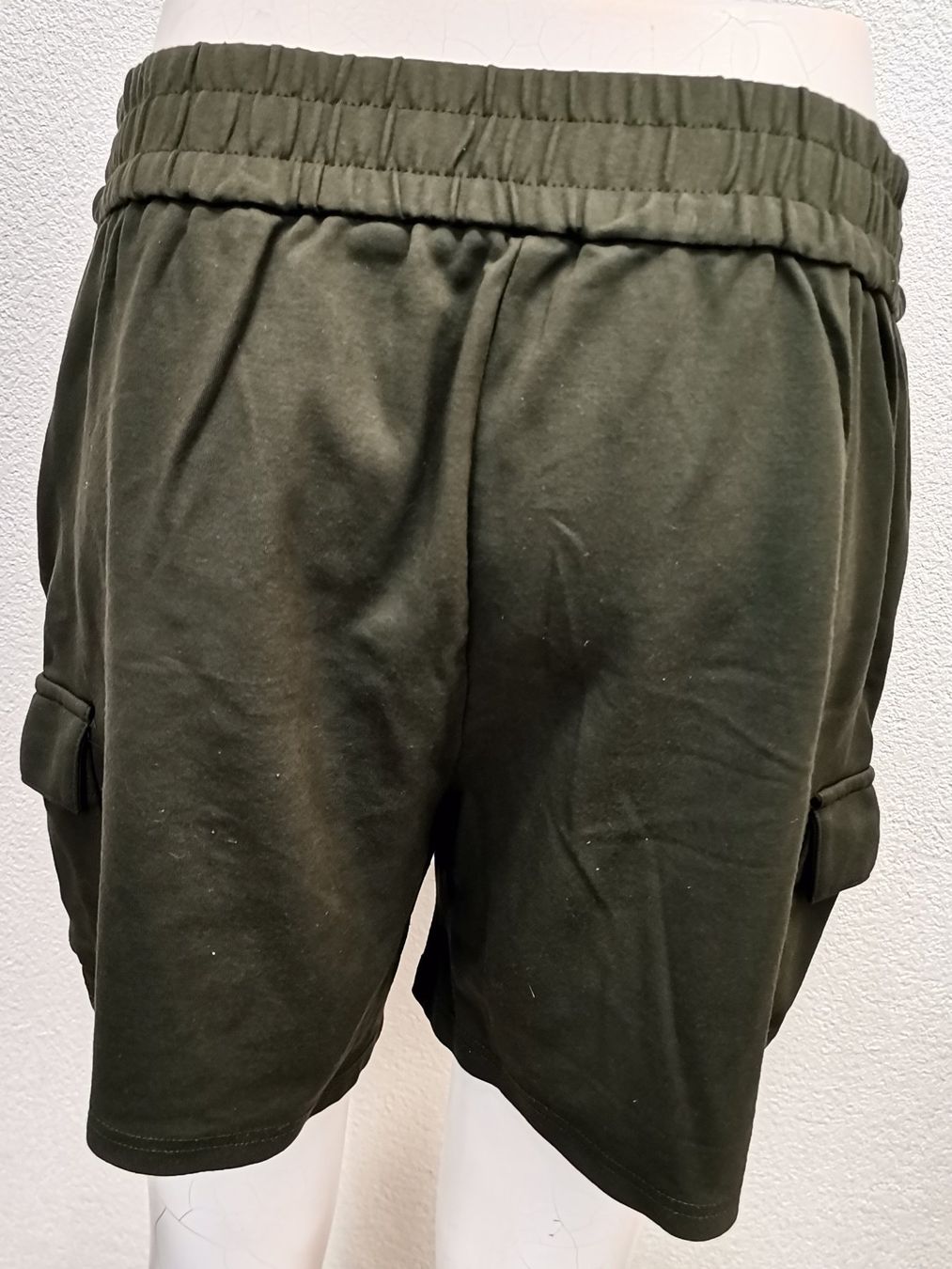 Only Pantaloni: ONLY Poptrash Cargoshort Damen Gr. L Khaki – Usato da Schaffhausen venduto da Restwert_SH 1