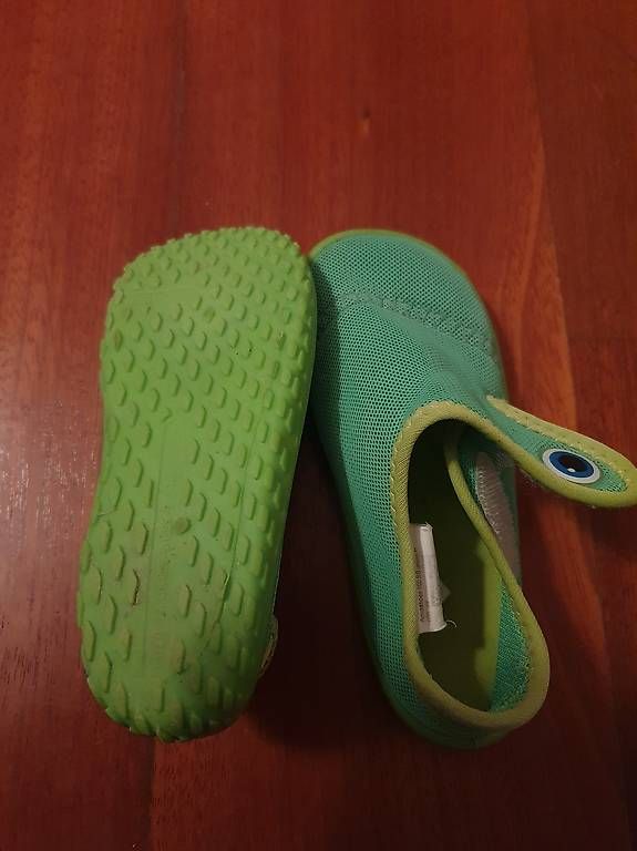 Decathlon Scarpe per ragazzi: Chaussure de plage taille 26/27 – Usato da Rolle venduto da gae_y2rp