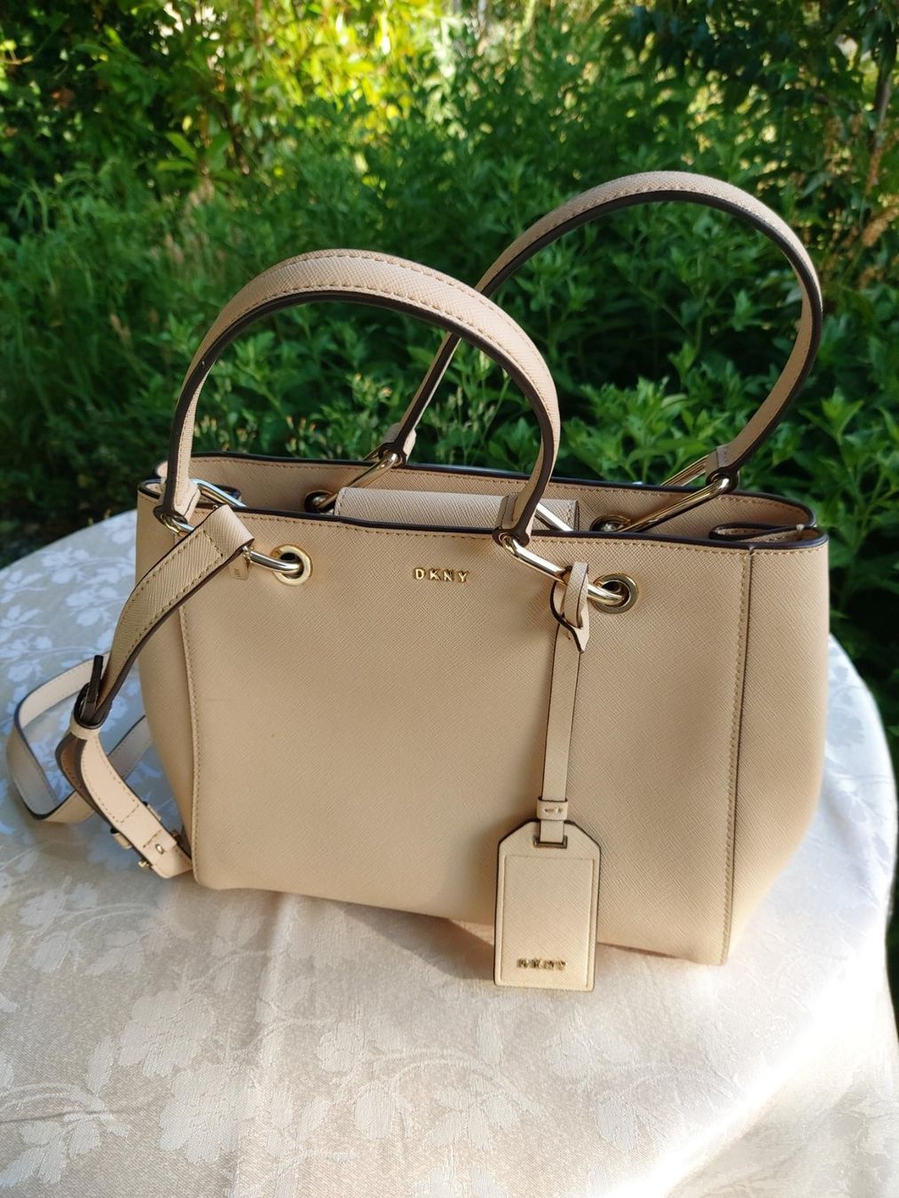 DKNY Taschen für Damen: DKNY Handtasche beige – Gebraucht aus Herisau von aca_27kt
