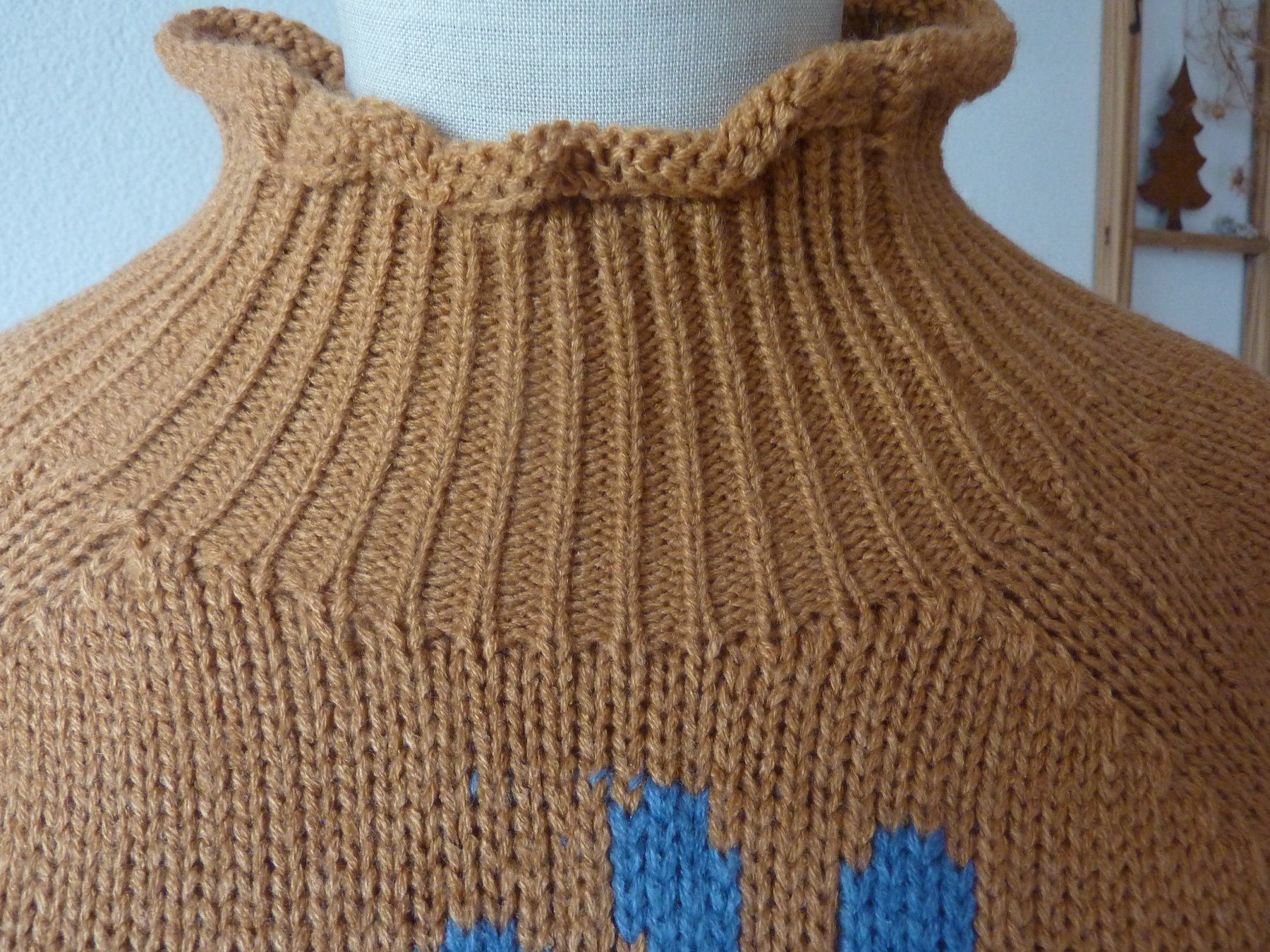 Pullover & Sweatshirts: Strickpullover senfgelb mit Blumenmuster neu S 34/36 – Gebraucht aus Waldstatt von Kananaskis1 2