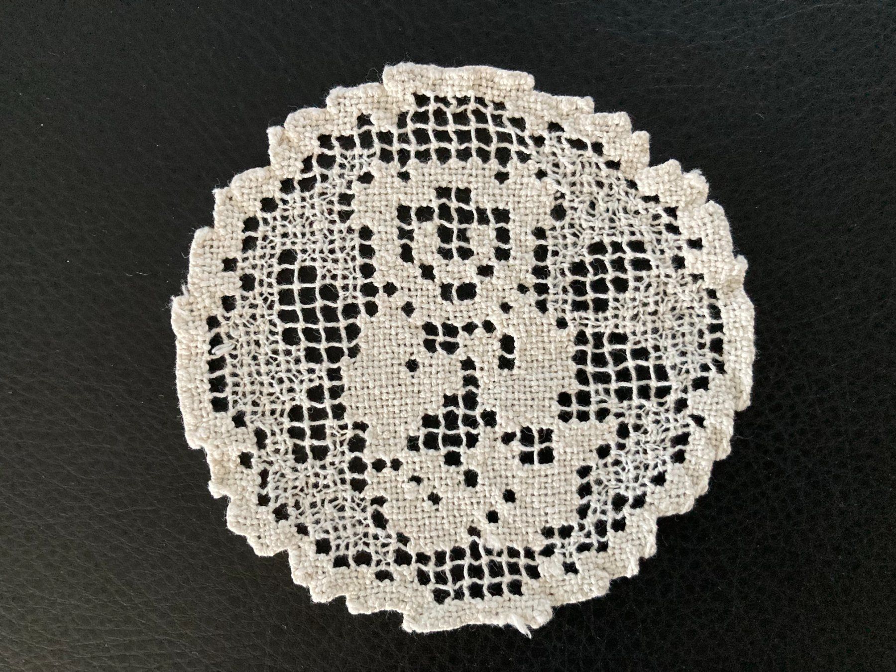 Dessous de verre: SPITZENDECKCHEN   KLÖPPELDECKCHEN   HANDARBEIT  TEDDYBÄR – D'occasion à Subingen par ArtBead 2