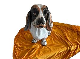 Handgefertigte Keramikskulptur eines Basset Hound