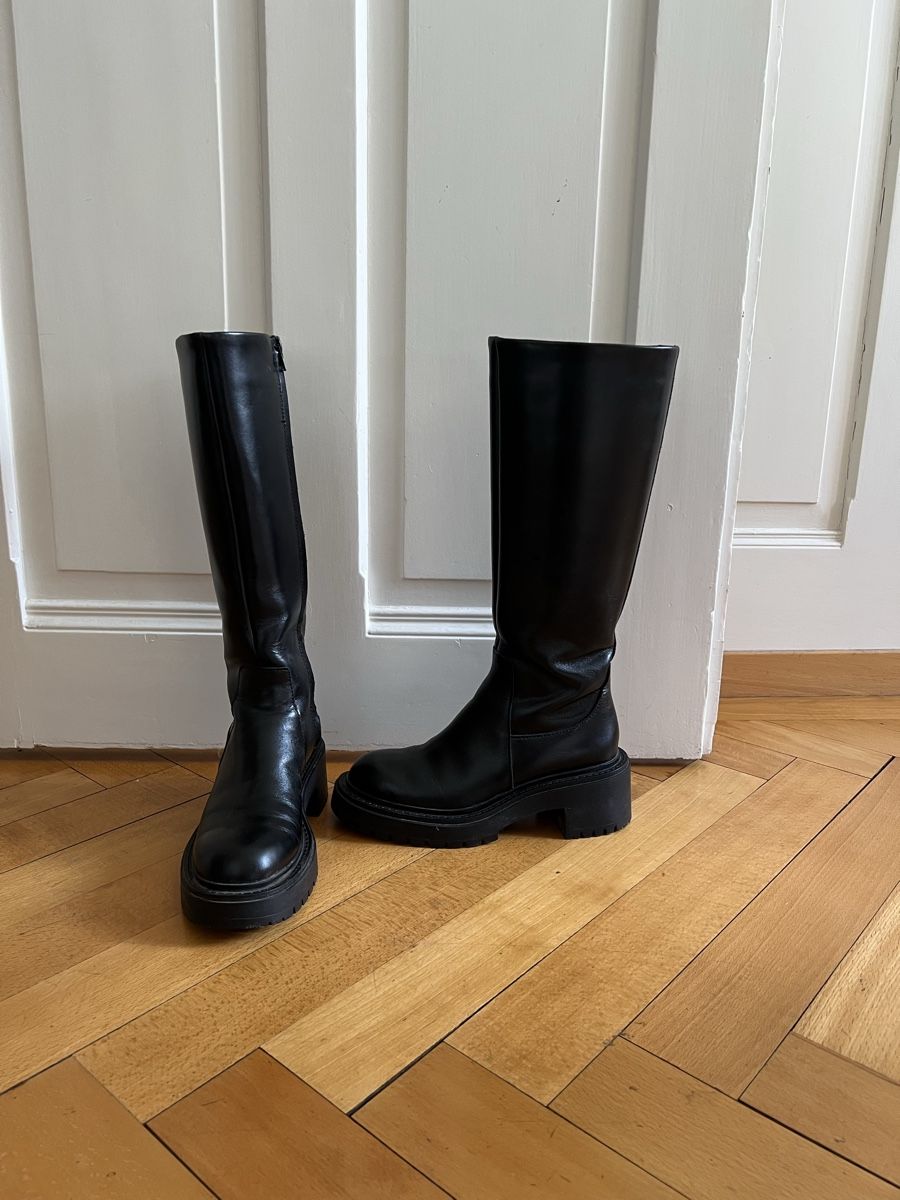 Zara Scarpe da donna: Kniehohe Lederstiefel mit Profil – Usato da Luzern venduto da Soeuv