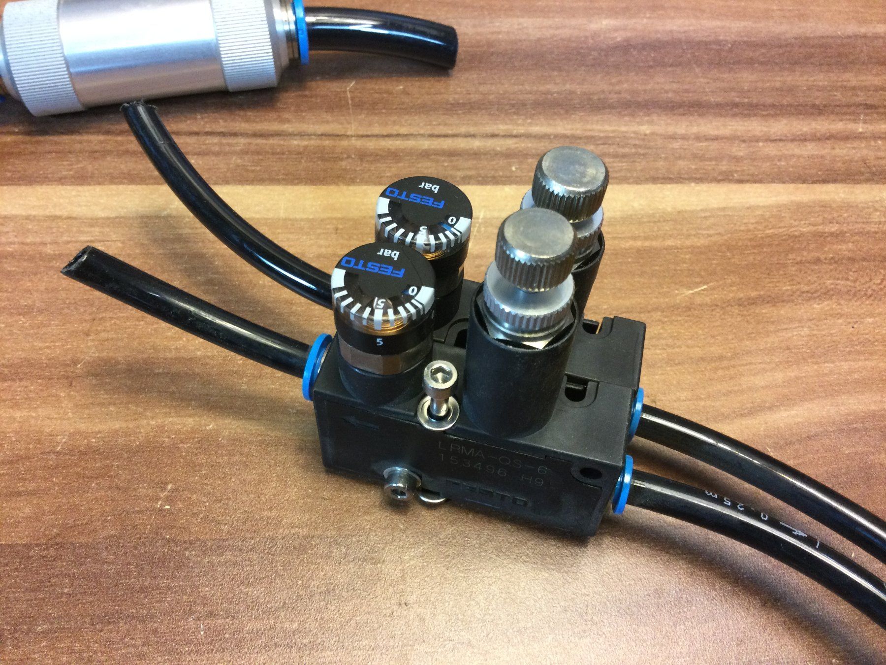 Festo Altro per industria metallurgica: Posten gebrauchte Festo Teile und Manometer – Usato da Wangen SZ venduto da kuriosum12 2