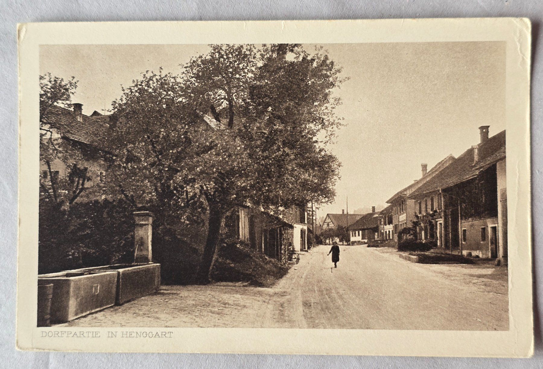 Cartoline postali: Henggart Dorf AK Brunnen Kind – Usato da Rheinau venduto da MakalekaAloha