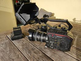 Kompakte Produktionskamera mit diversem Zubehör