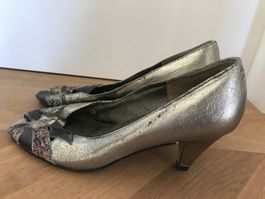 Kultige Pumps 80ies, goldig mit dekorativem Muster, 40