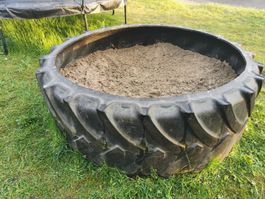 Grosser Sandkasten aus Traktorreifen - Ideal für Kinder!