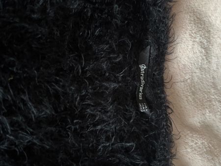 Schwarz flauschiger Pulli von Stradivarius - warm & trendy!