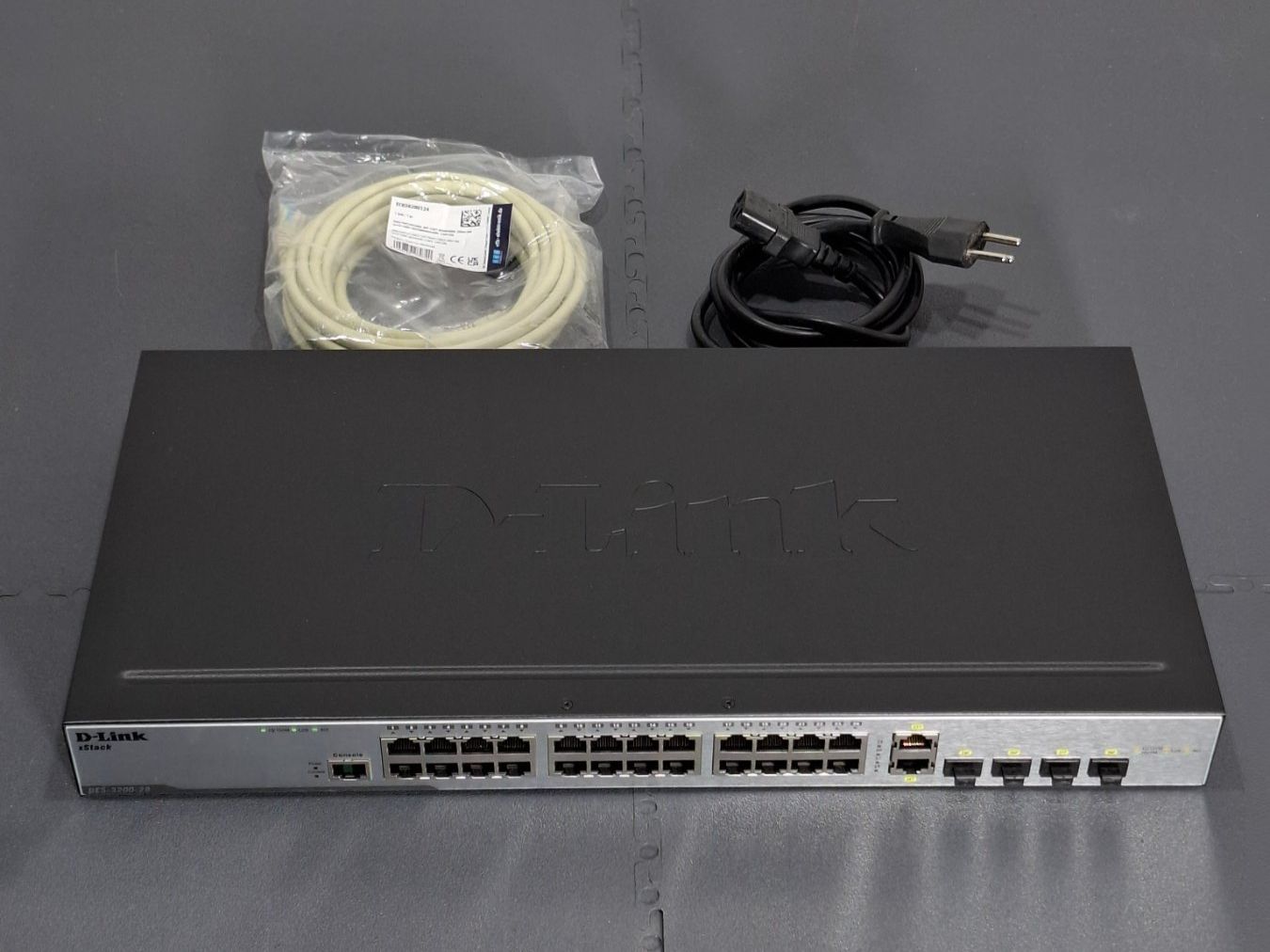 Dlink Hub & Switch: Switch Ethernet administrable 24 ports D-Link DES-3200-28 – Usato da Villars-Ste-Croix venduto da pau_8fls