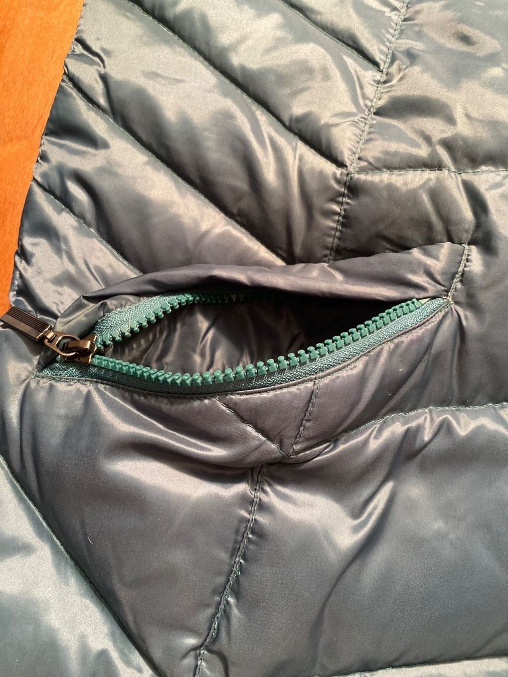 Giacche: Winterjacke Daunen mit Kapuzze Grösse 44 – Usato da Schwyz venduto da Trofana 2