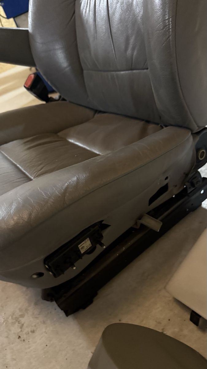 BMW Toutes les pièces auto: Elektrischer Vollleder Sitz BMW E34 mit Sitzheizung o. Risse – D'occasion à Giffers par volksgarage 5