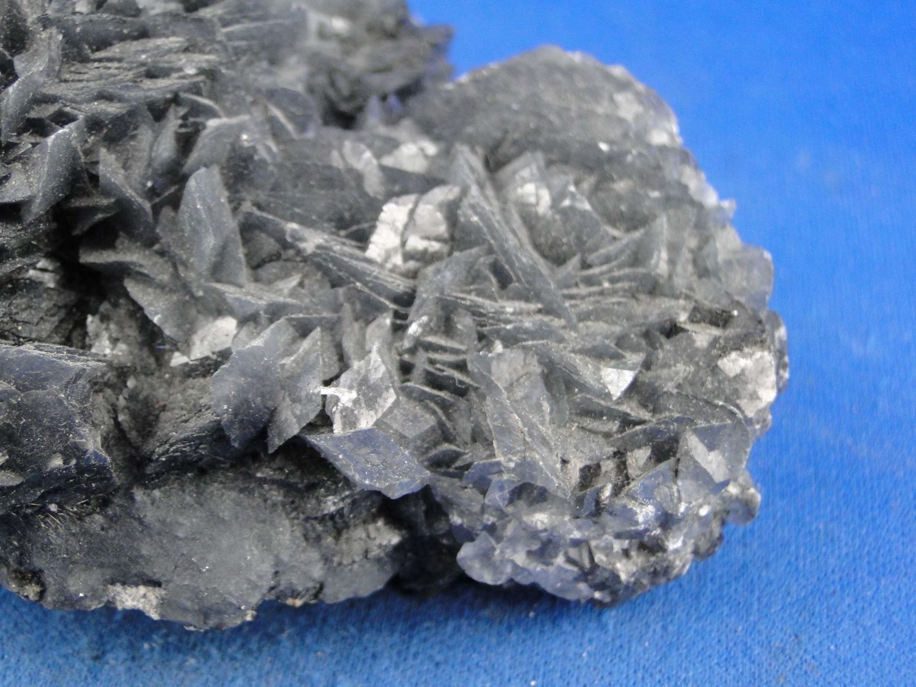 Minerali & Pietre curative: Calcit mit Boulangerit-Einschluessen – Usato da Schinznach Bad venduto da Demerald 3