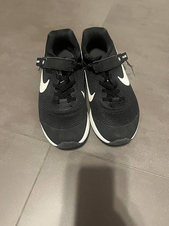 Schuhe für Jungen: Turnschuhe – Gebraucht aus Lausen von mirip86