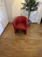 Fauteuil cocktail rouge en similicuir, bon état général