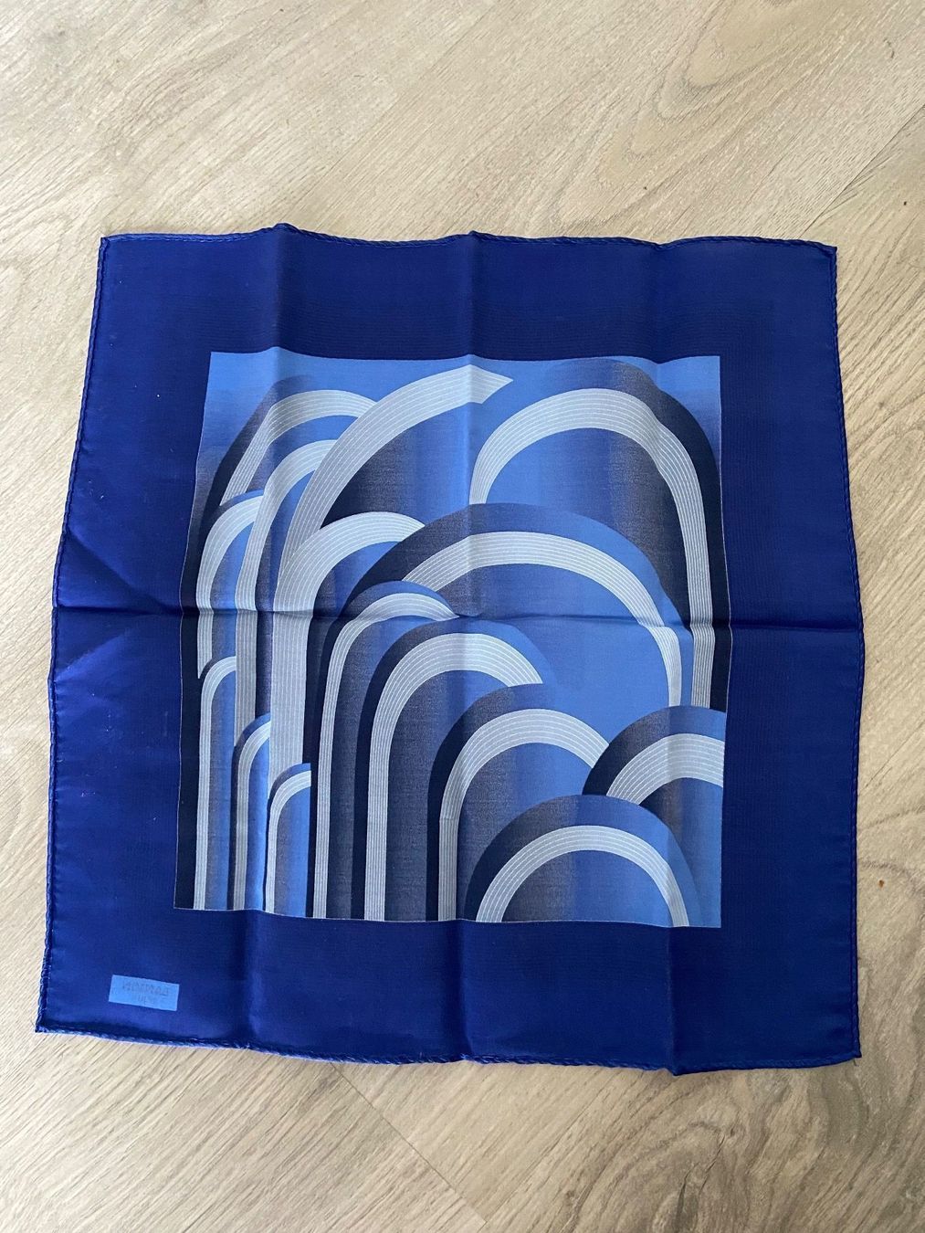 Lanvin Foulard & Sciarpe: Foulard LANVIN paris – Usato da Montreux venduto da Perledor 2