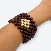 Modeschmuck-Armband mit vielen kleinen Holzkügelchen