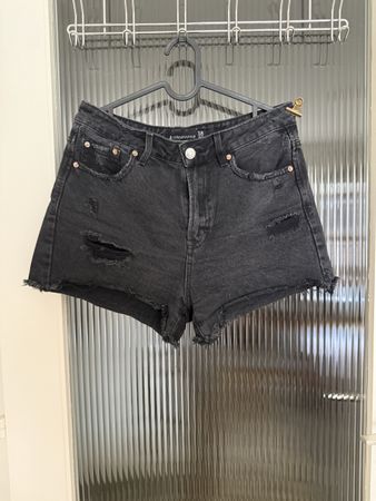 Short noir en jean Stradivarius