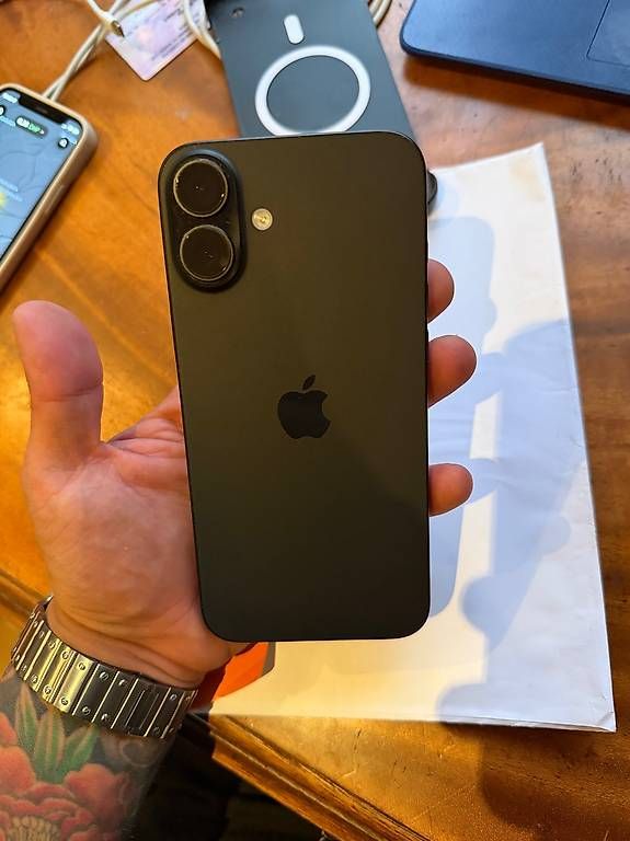 Telefoni cellulari / Smartphones: IPhone 16 Plus 128 perfect – Usato da Wil SG venduto da bar_j7h2 4