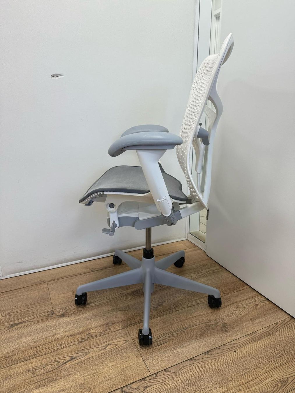 Herman Miller Chaises: Herman Miller Mirra 2 Alpine – D'occasion à Purmerend par Offeco 4