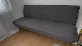 Schlafsofa grau aus Stoff mit Holzbeinen