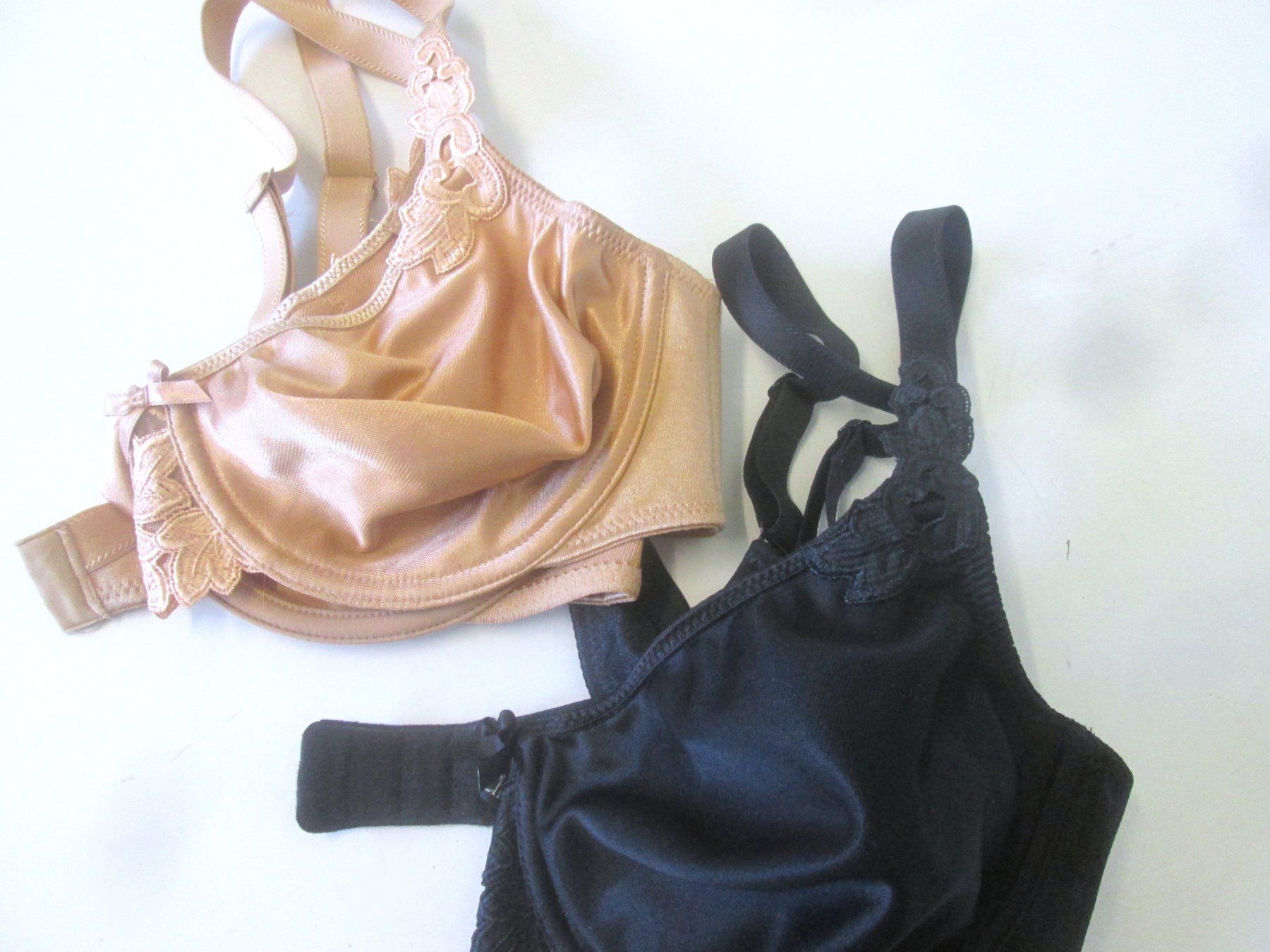 Chantelle Autres dessous: 2 neue Chantelle-BHs, Größe C. 80 – Neuf (Voir description) à Sementina par babucia 1