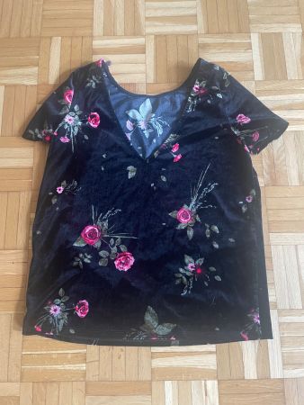 Pieces Shirt mit Blumen Grösse XS bzw. S