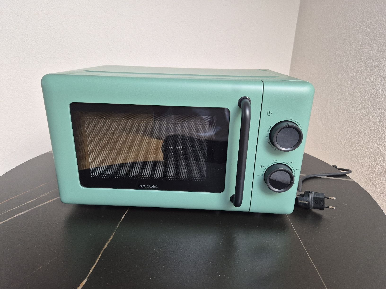 Appareils de cuisine: Mikrowelle mit Grillfunktion – D'occasion à Spiez par LiquidFrog