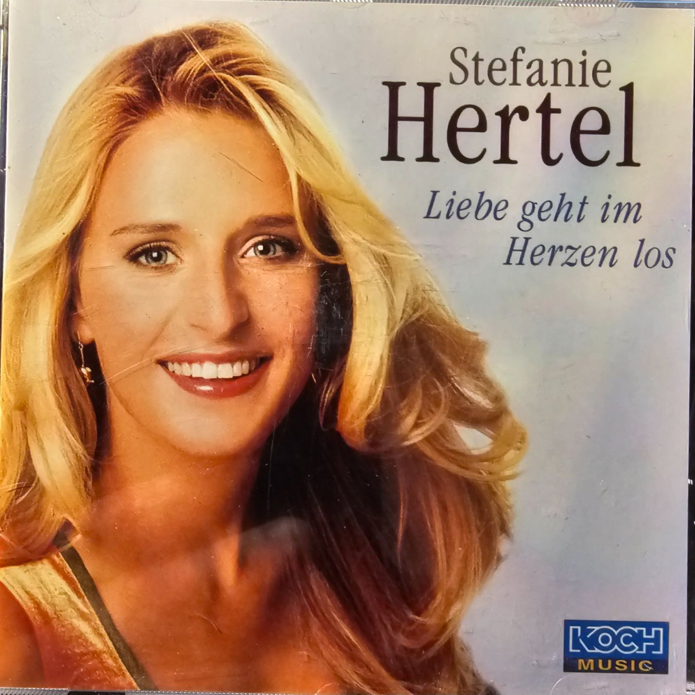 CD: Stefanie Hertel - Liebe geht im Herzen los – Usato da Wahlen b. Laufen venduto da Cg10