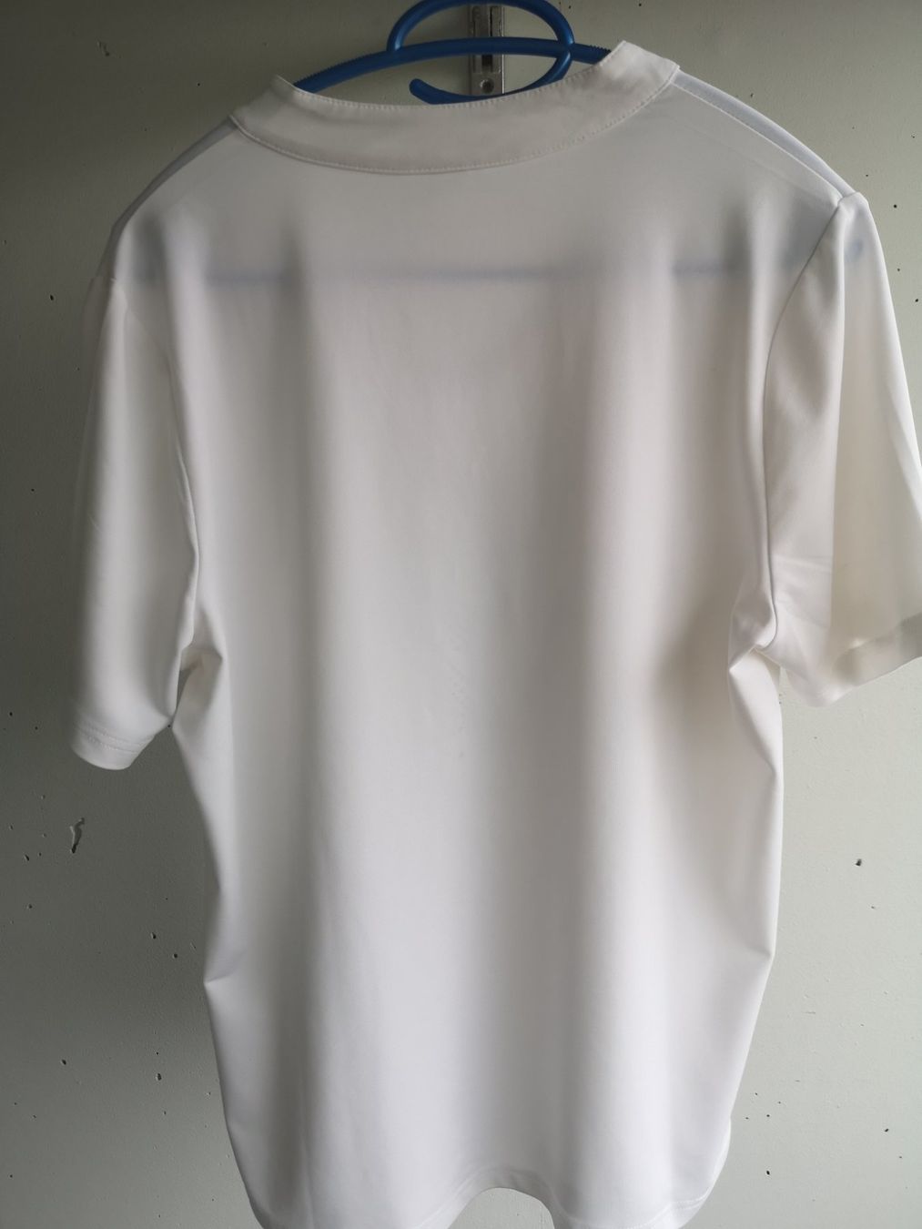 T-shirt: T-shirt blanc avec brillant – Usato da Nyon venduto da bicounette66 1
