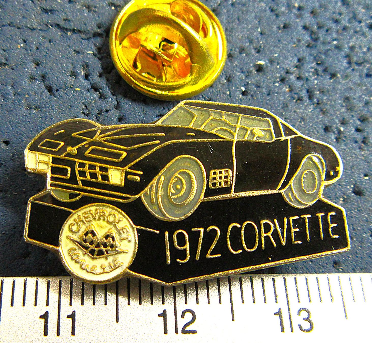 Chevrolet Plaketten & Abzeichen: CHEVROLET CORVETTE 1972 AUTO PIN – Gebraucht aus Ettingen von Hausi4711