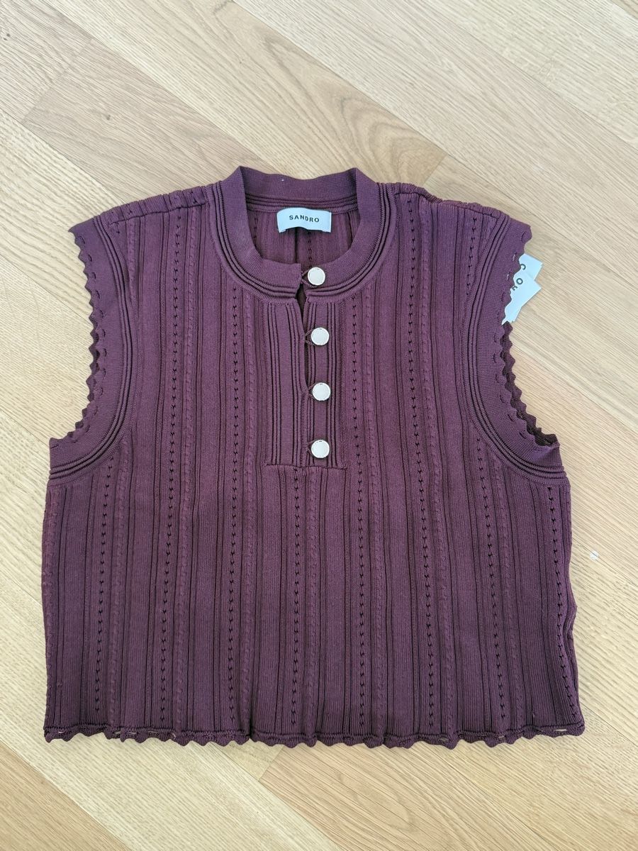 Sandro Top: Sandro Strickweste Aubergine Grösse 1 NEU – Nuovo e nell'imballaggio originale da Neuhausen am Rheinfall venduto da stundgirl