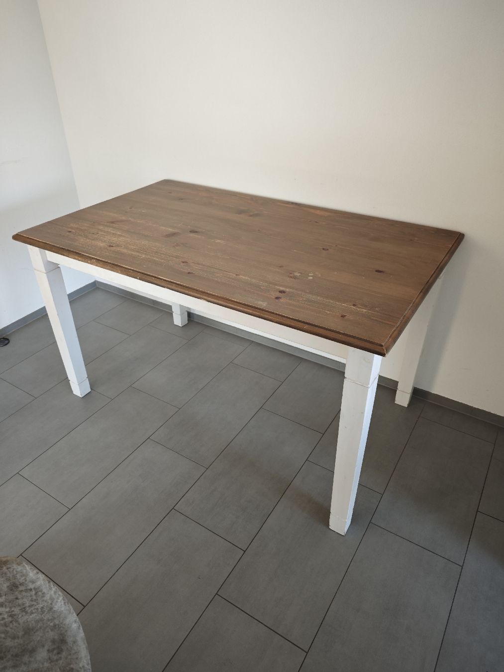 Set di tavolo e panche: Esstisch mit 4 drehbaren Stühlen + Barhocker – Usato da Chur venduto da Edina1994 4