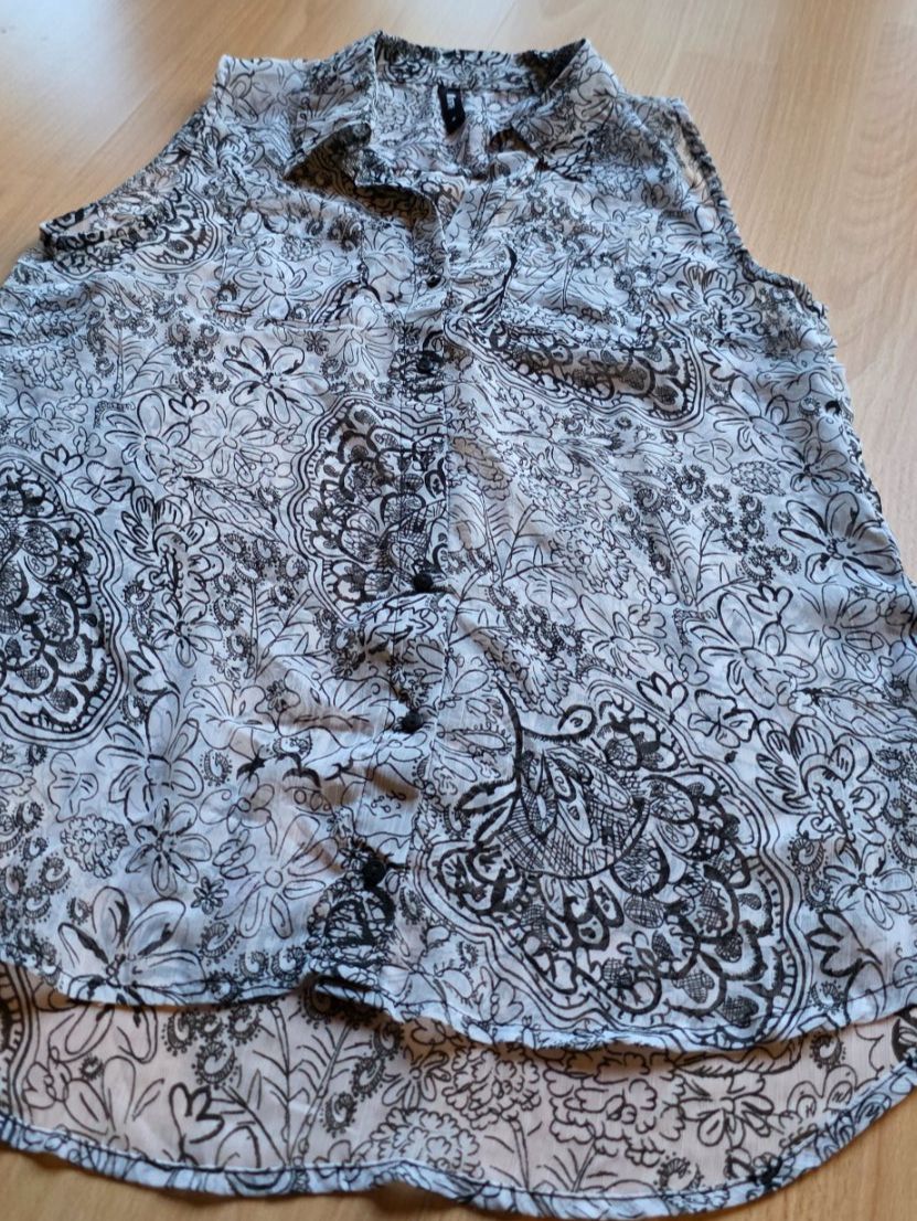 Blusen: Ärmellose Bluse, Schwarz Weiss Muster, Grösse S – Gebraucht aus Niederbipp von Tamara15101995 1