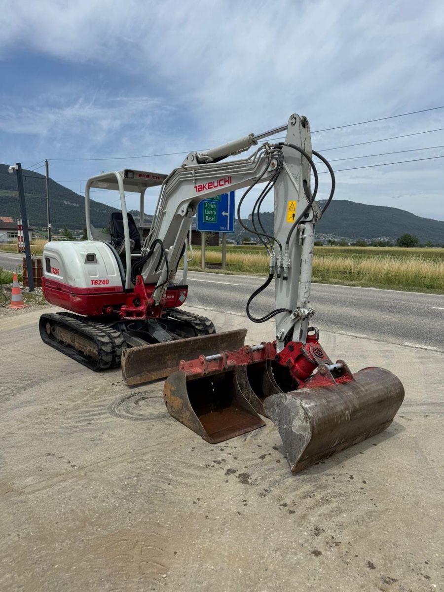 Takeuchi Excavateurs: Bagger Takeuchi TB 240  – D'occasion à Niederbipp par baggerch 4