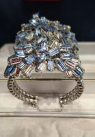 Armband mit weissen und blauen Glitzersteinen