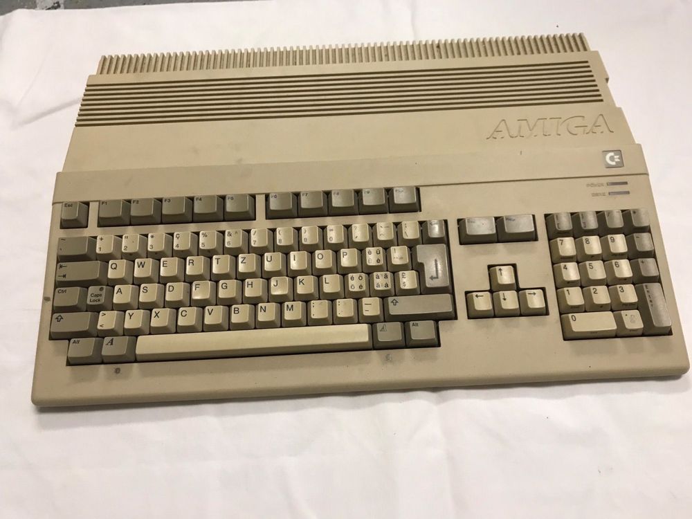 Commodore Amiga 500 mit Monitor und ext. Laufwerk Kaufen auf Ricardo