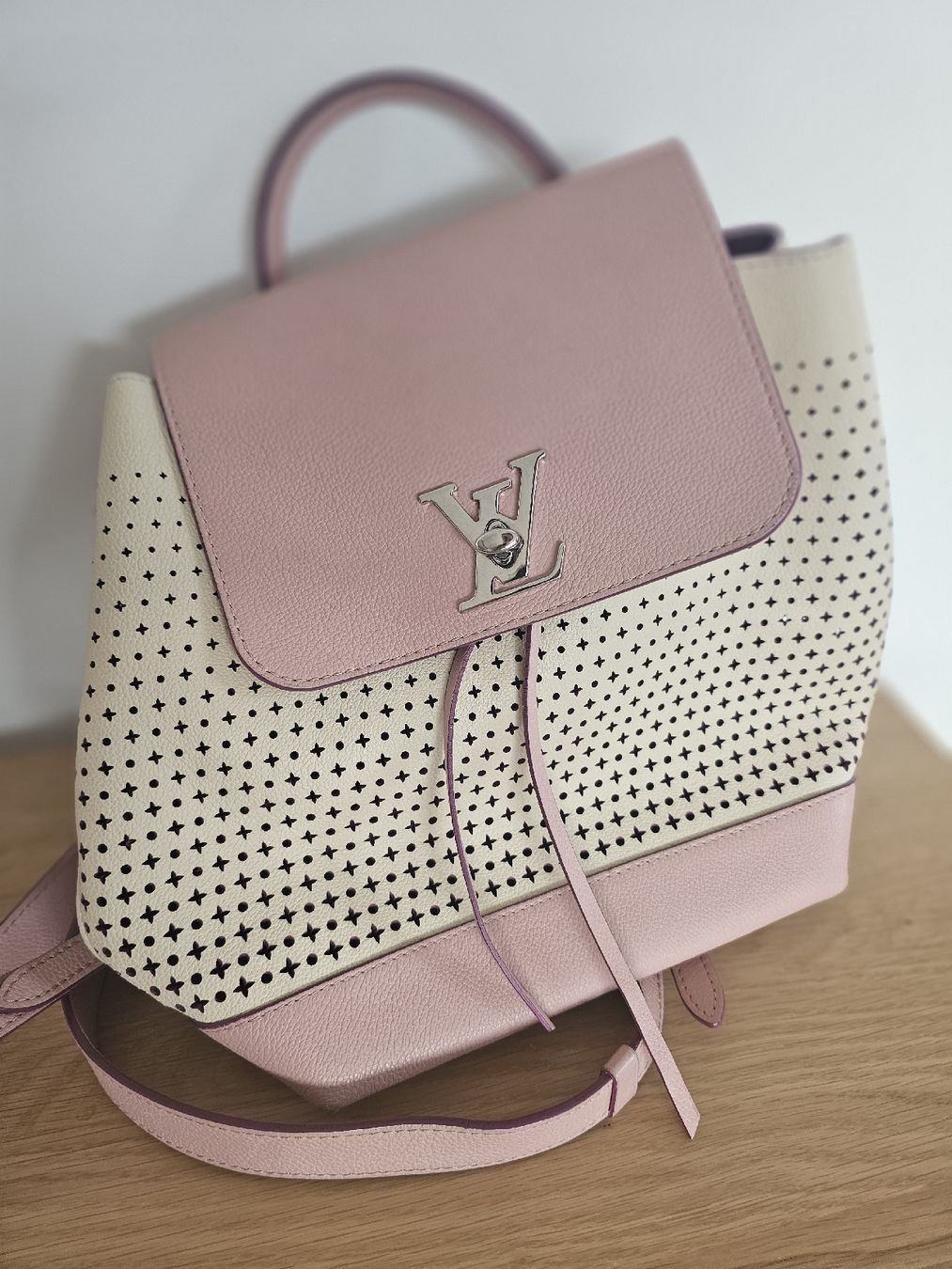 Louis Vuitton Zaini: Louis Vuitton Lockme Perfo Rucksack M54577 rosa Original – Usato da Fällanden venduto da Fairamay