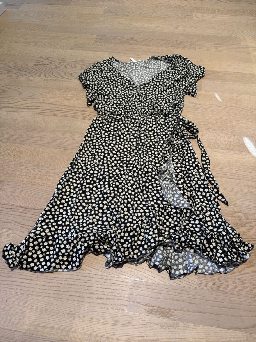 H&M Kleider: Umstandskleid mit Blumenmuster schwarz | Grösse M – Gebraucht aus Emmetten von coluna_6376