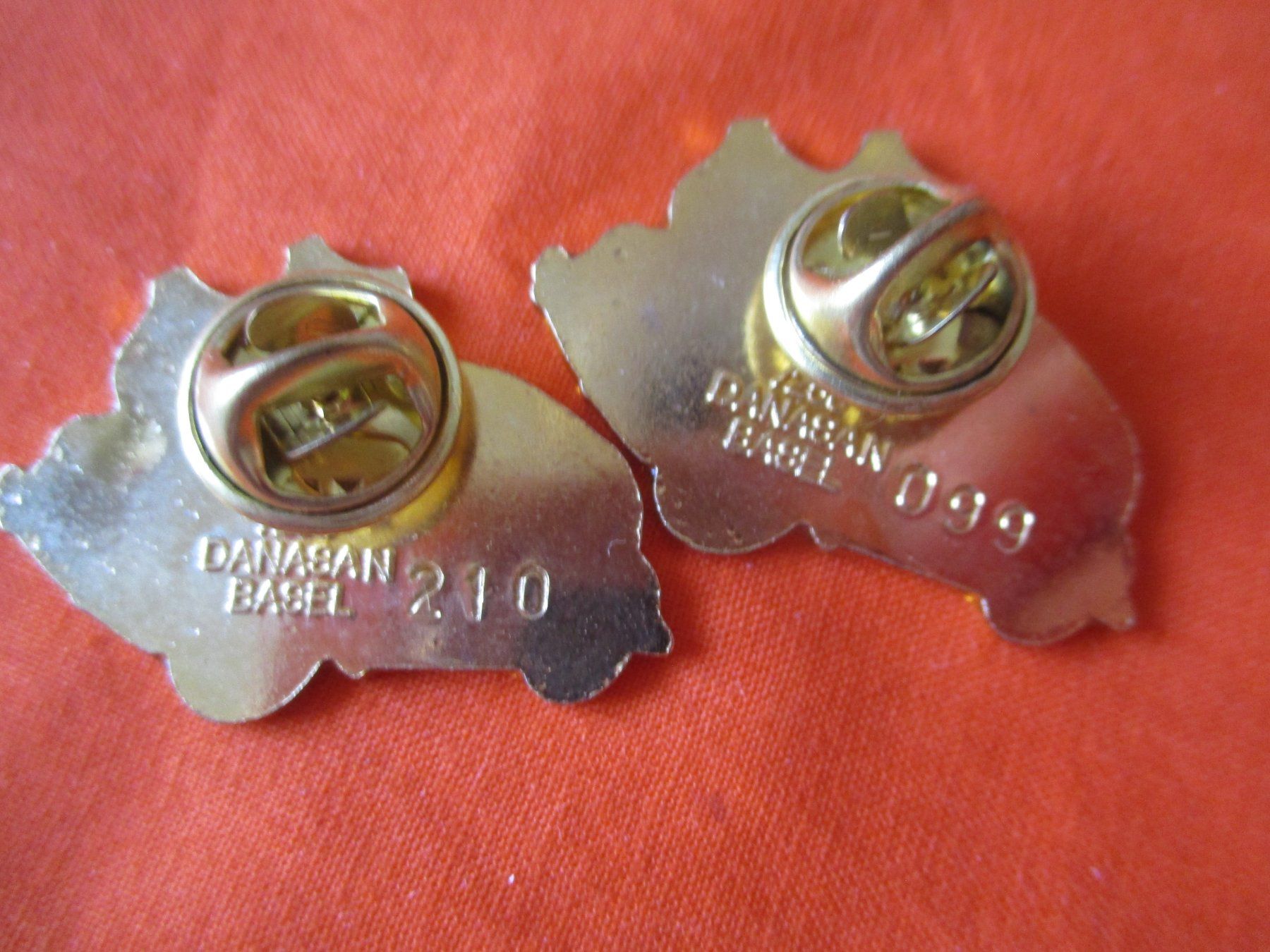Volkswagen Placchette & Badge: 2 x Pin VW Käfer – Usato da Birsfelden venduto da alles-muss-raus 1