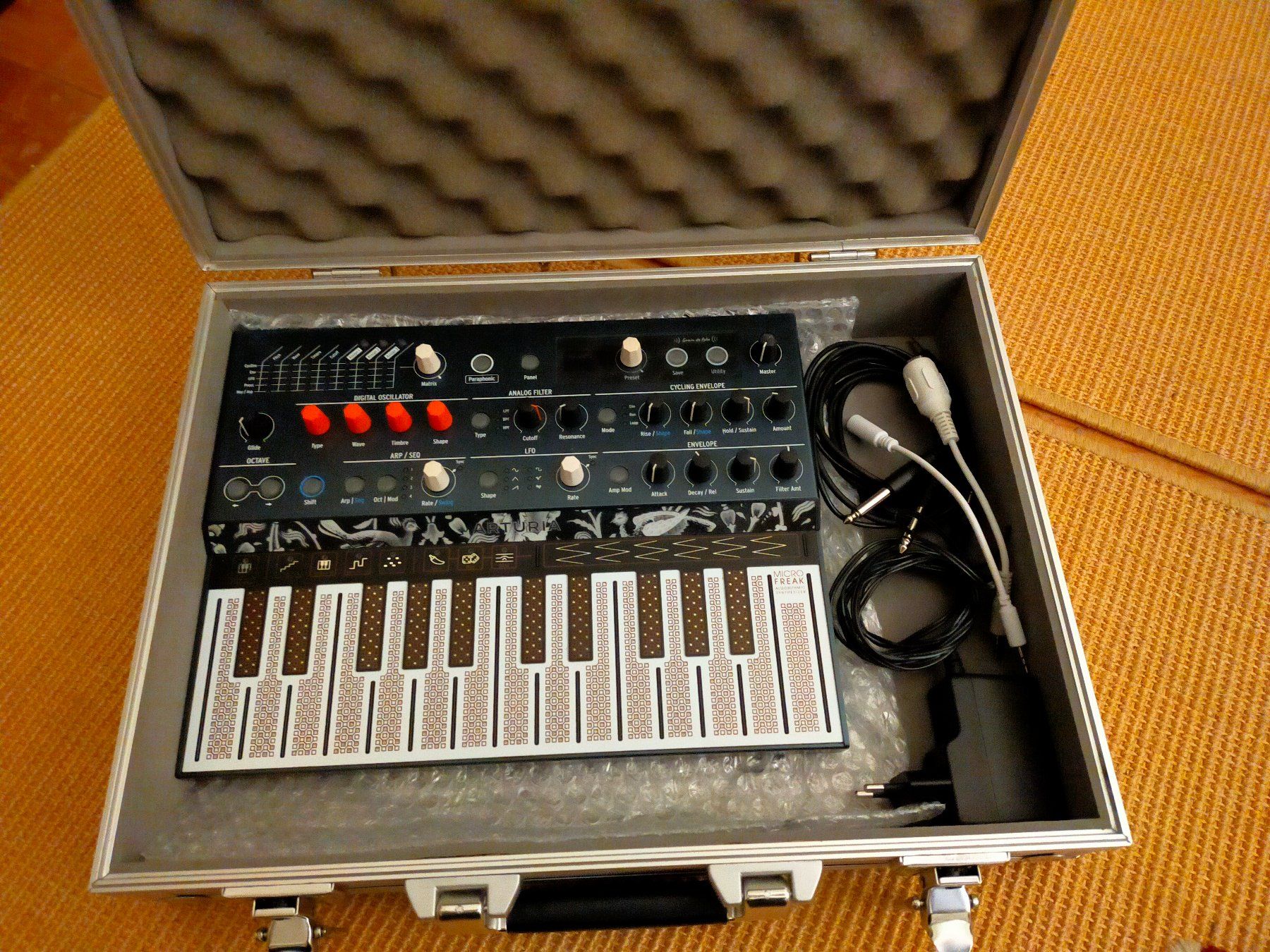 Arturia Strumenti musicali: Arturia MicroFreak inkl. Case und Patchkabel – Usato da Wohlen b. Bern venduto da Wannholle 2