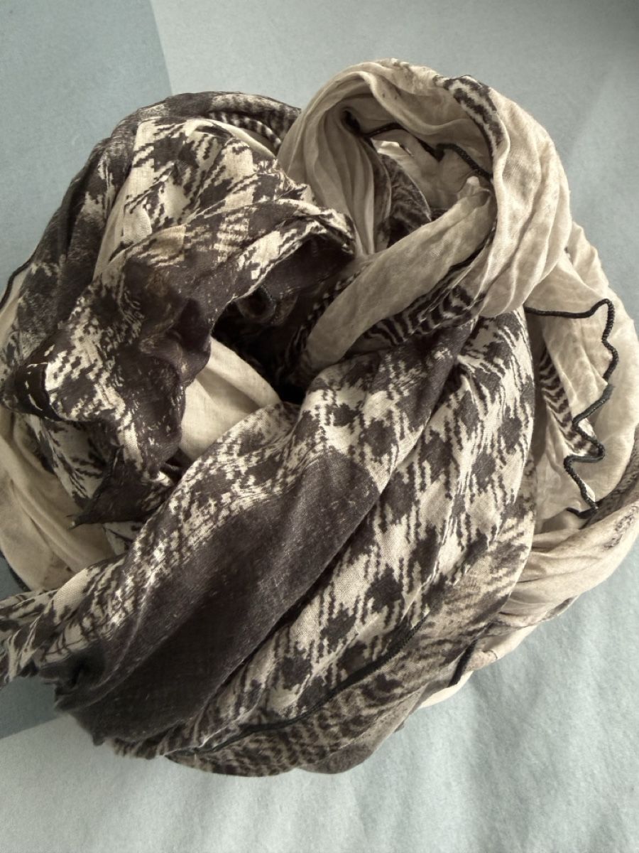 Manila Grace Foulard & Sciarpe: Foulard Manila Grace – Usato da Roveredo GR venduto da ang_cc9l