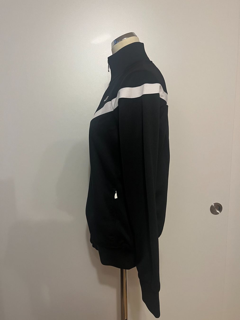 Nike Giacche: Nike / Jacke / Trainerjacke / schwarz / M – Usato da Zürich venduto da laudomai 1