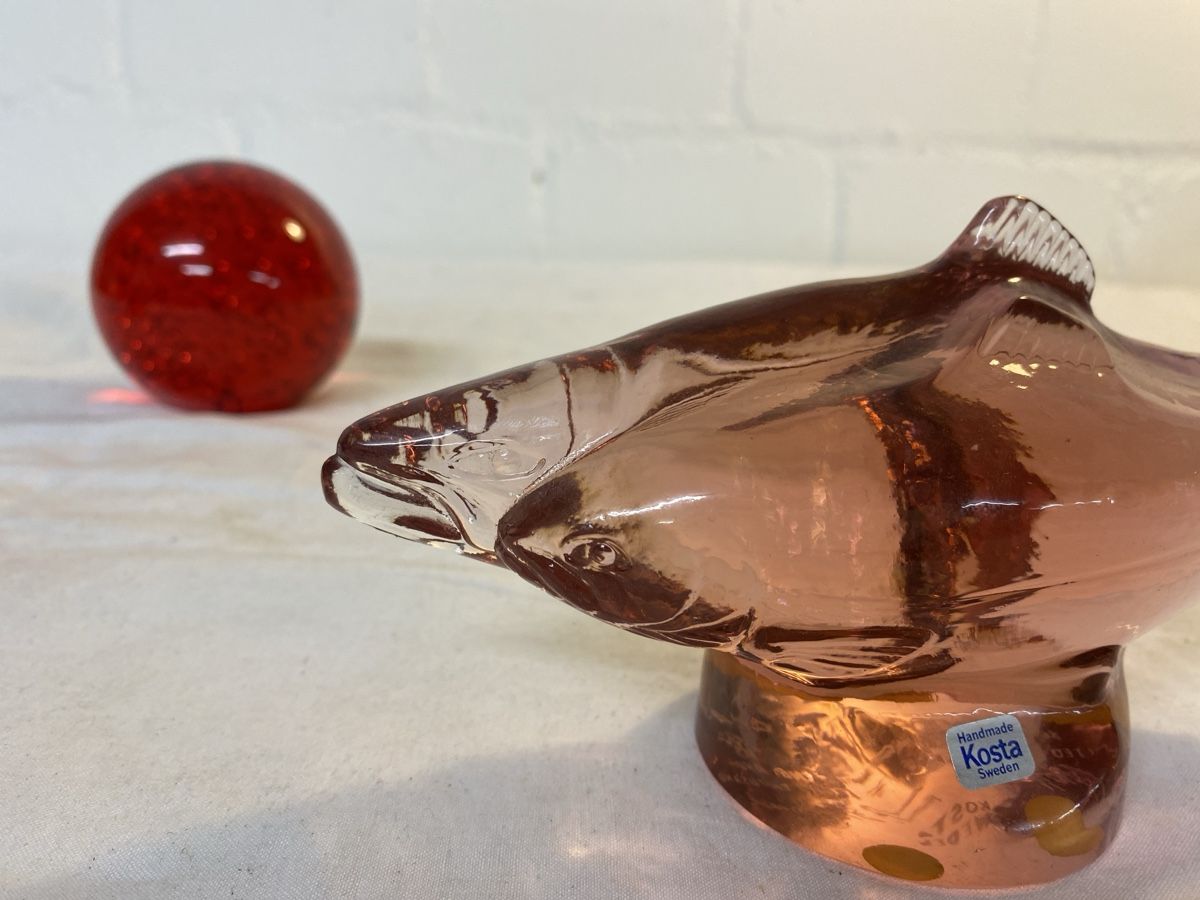 Kosta Boda Statuette: Glasfisch Kosta mit Glaskugel Deko rot – Usato da sursee venduto da trilli-tralli 6