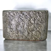 Vase taillé en ardoise noire naturelle. Poids 3.15 Kg