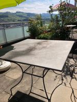 Gartentisch mit zwei Stühle 
