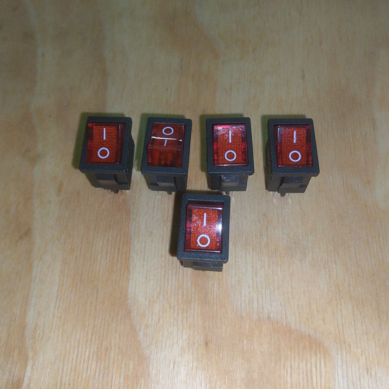 Schalter: Kippschalter beleuchtet rot 250V 5x – Neu und originalverpackt aus Neunkirch von MaElekt